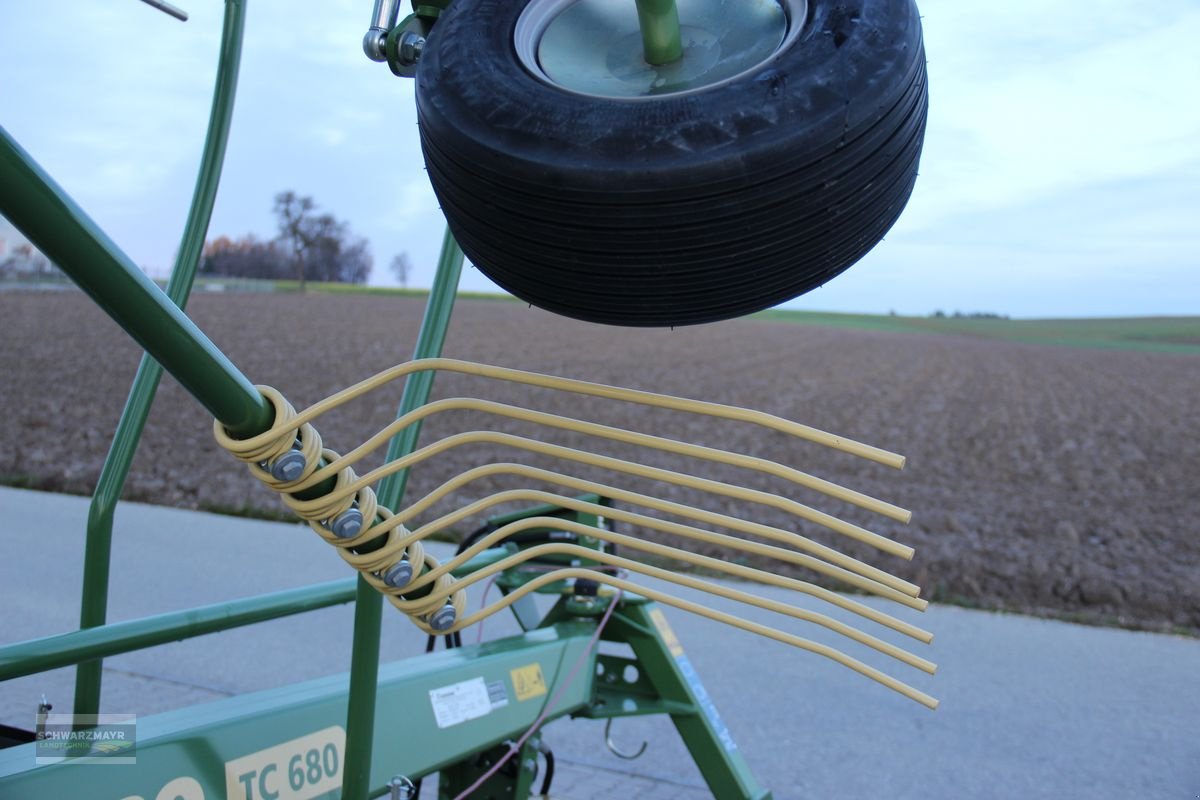 Schwader des Typs Krone Swadro TC 680 Klappzinken, Neumaschine in Gampern (Bild 5)