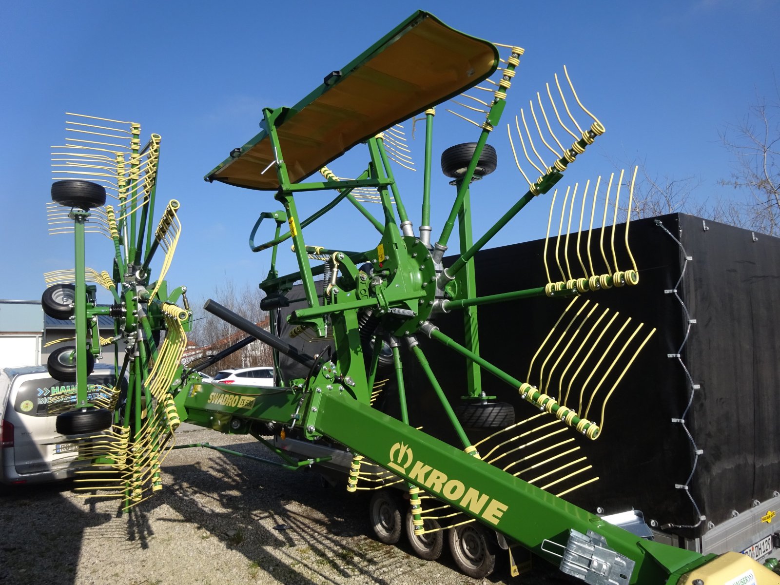 Schwader des Typs Krone Swadro TS 680, Neumaschine in Tuntenhausen (Bild 2)