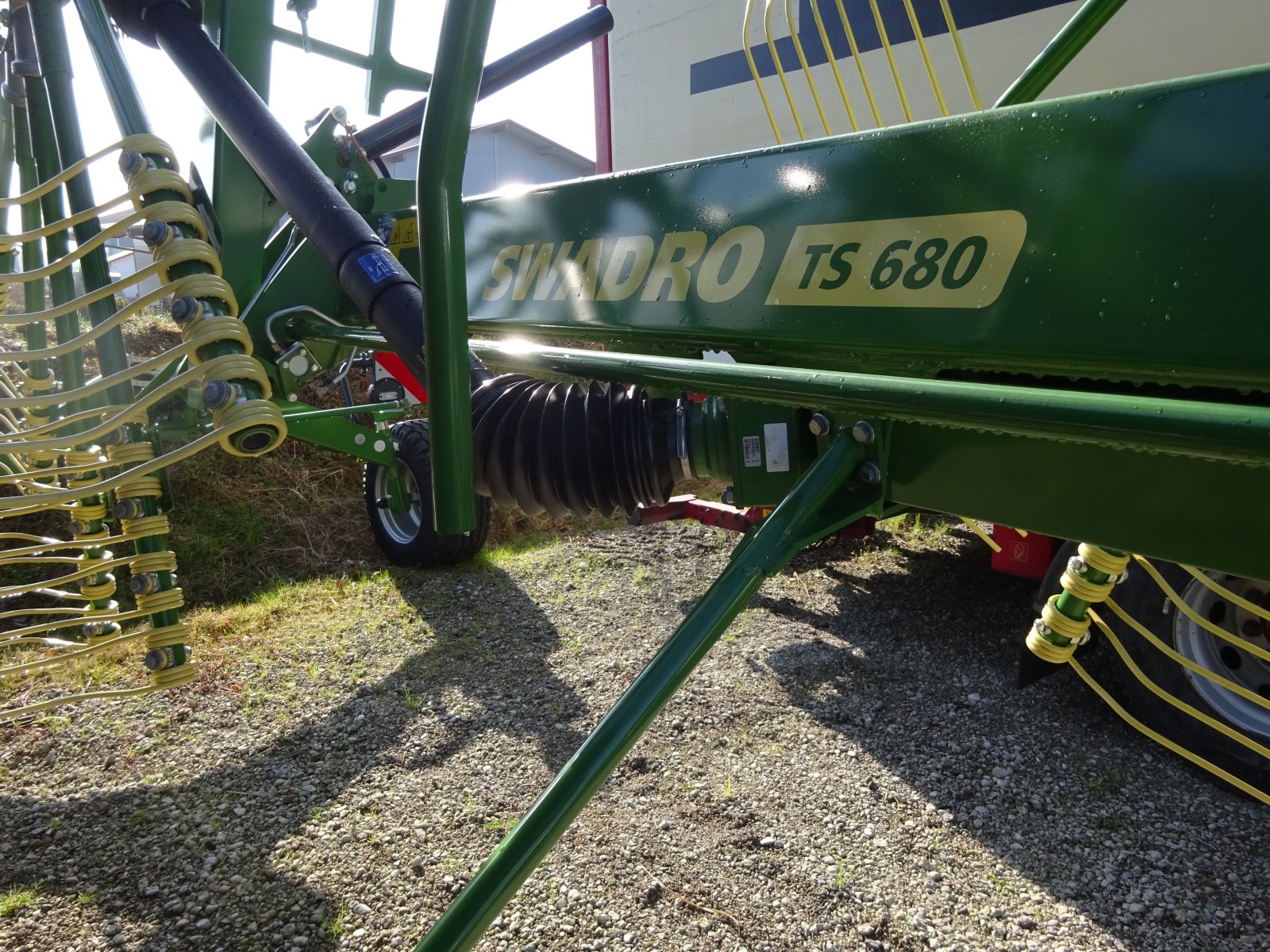 Schwader des Typs Krone Swadro TS 680, Neumaschine in Tuntenhausen (Bild 9)