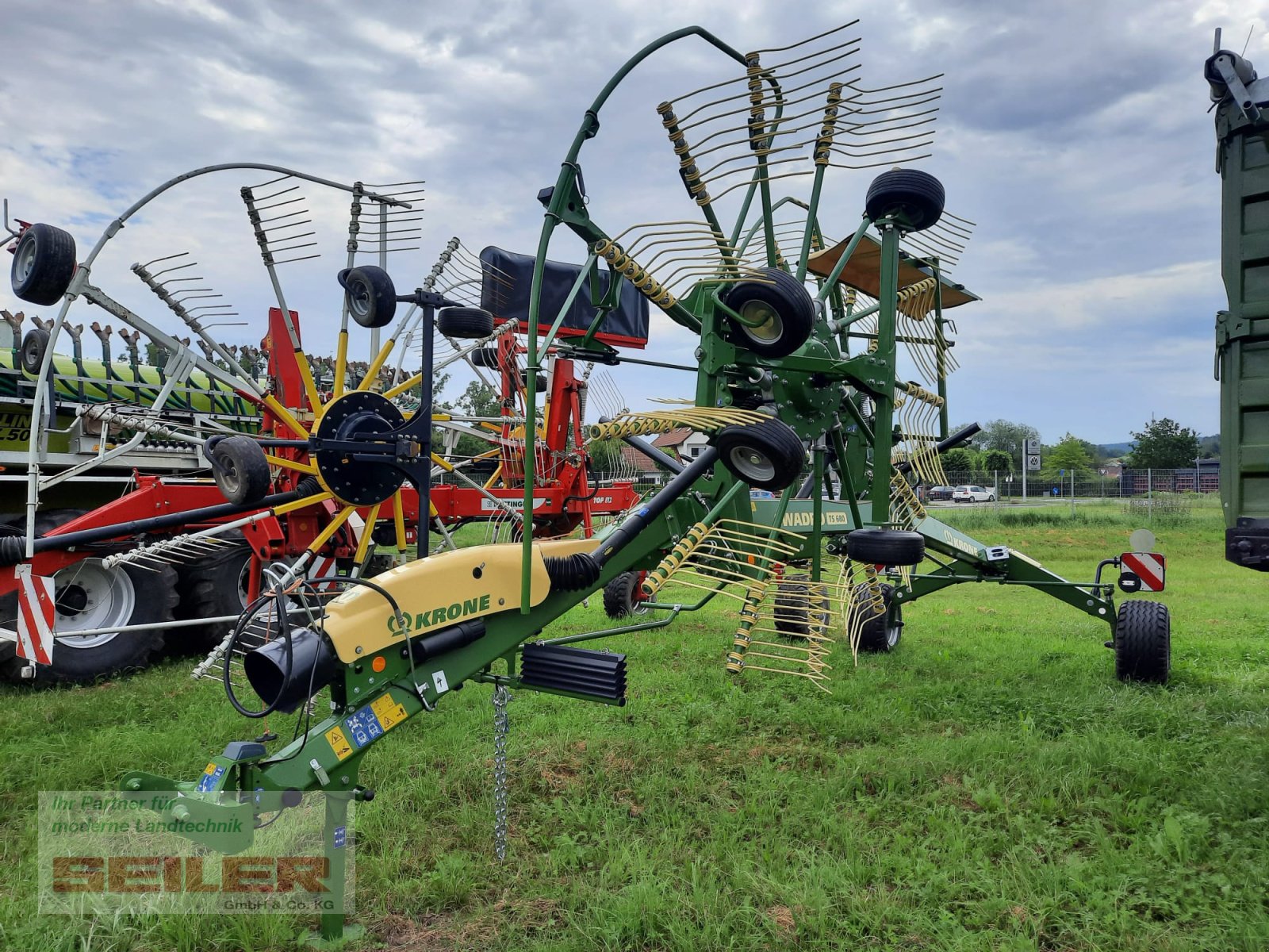 Schwader of the type Krone Swadro TS 680, Neumaschine in Ansbach (Picture 1)