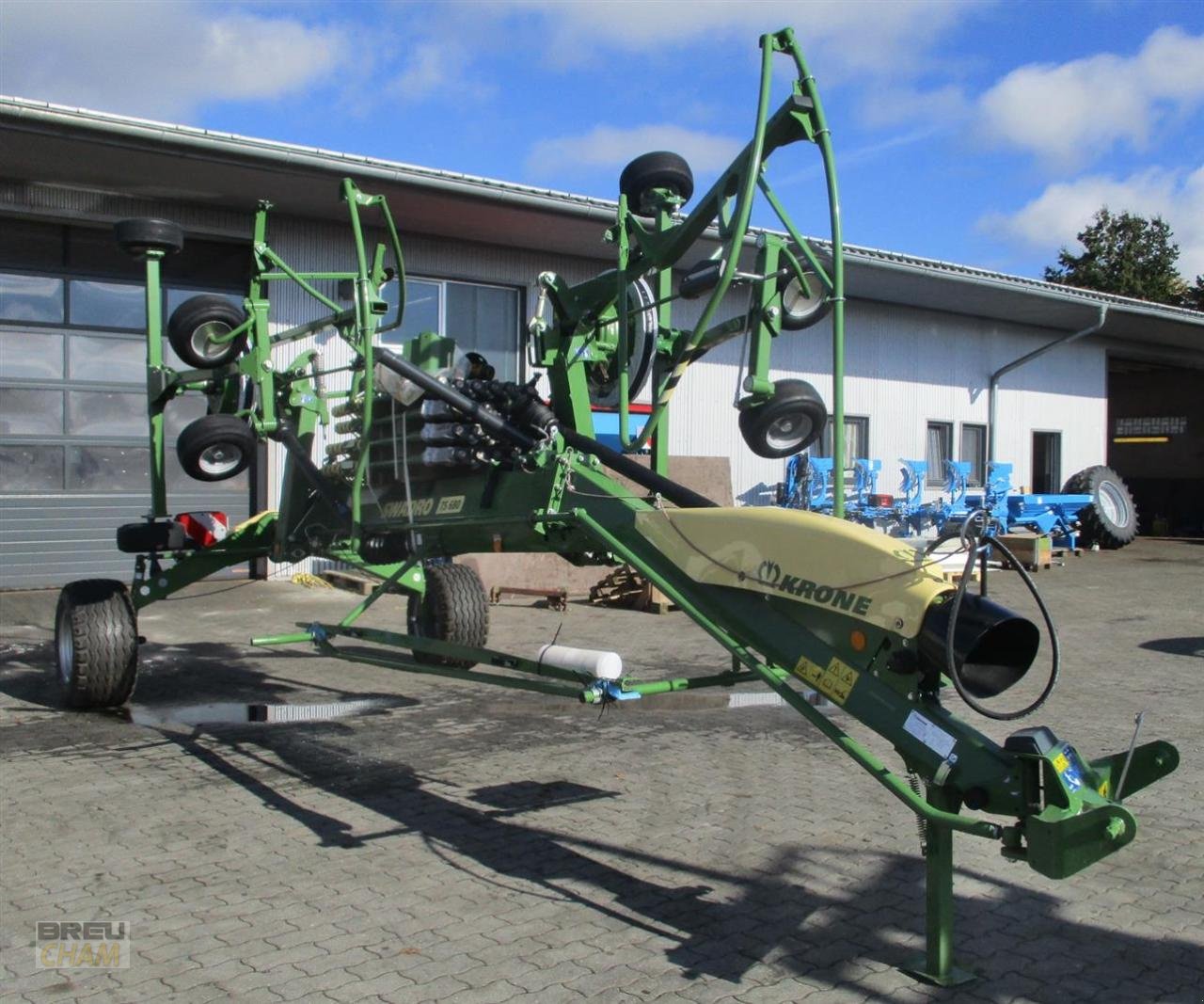 Schwader des Typs Krone Swadro TS 680, Neumaschine in Cham (Bild 1)