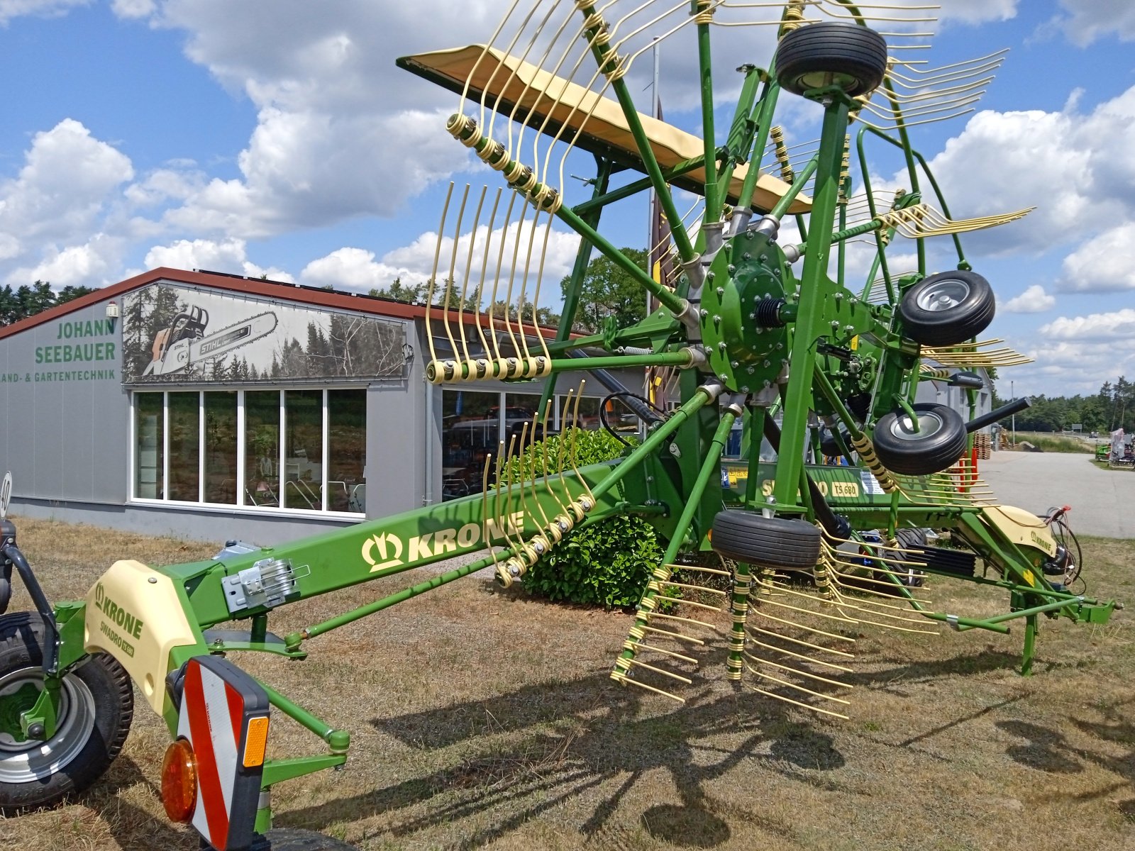 Schwader of the type Krone Swadro TS 680, Neumaschine in Nittenau (Picture 2)