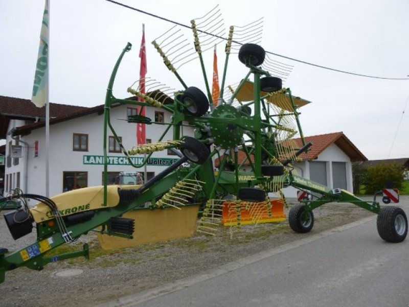 Schwader des Typs Krone SwadroTS 680, Neumaschine in Epfach  (Bild 1)