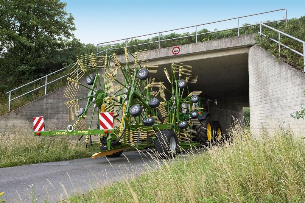 Schwader des Typs Krone vier harkelementen en Zijaflegharken, Neumaschine in Goudriaan (Bild 6)