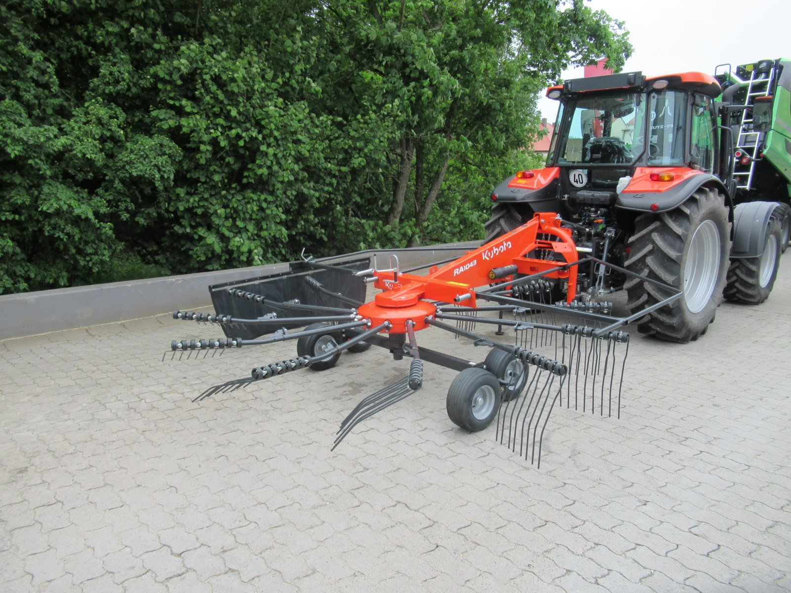 Schwader of the type Kubota RA 1043, Neumaschine in Waischenfeld (Picture 1)