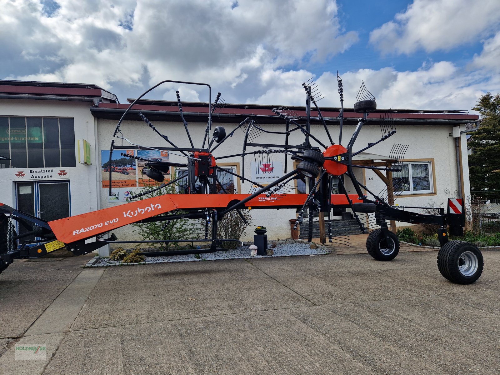 Schwader des Typs Kubota RA 2070, Neumaschine in Gunzenhausen (Bild 3)