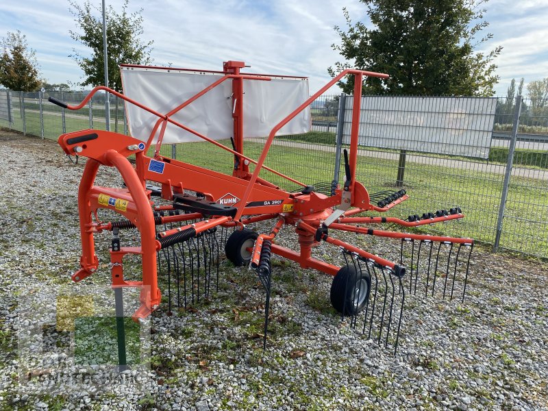 Schwader del tipo Kuhn GA 3901, Neumaschine en Leiblfing