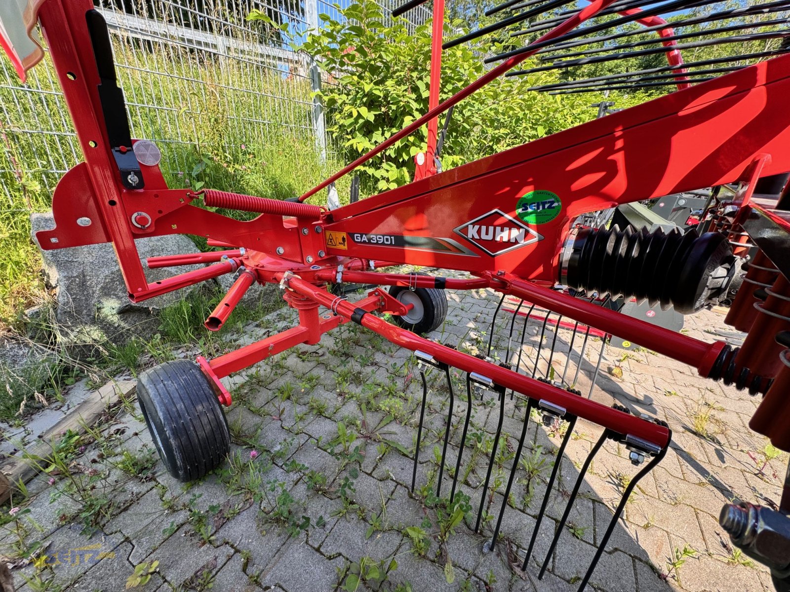 Schwader van het type Kuhn GA 3901, Neumaschine in Lindenfels-Glattbach (Foto 3)