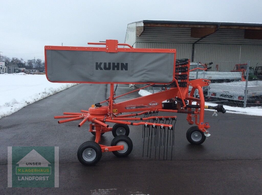 Schwader van het type Kuhn GA 4201, Neumaschine in Kobenz bei Knittelfeld (Foto 1)