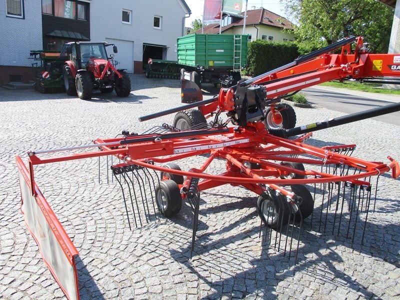 Schwader typu Kuhn GA 8030 Zweikreiselschwader, Vorführmaschine v St. Marienkirchen (Obrázek 4)