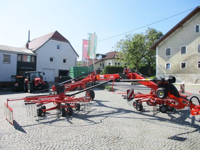 Schwader of the type Kuhn GA 8030 Zweikreiselschwader, Vorführmaschine in St. Marienkirchen (Picture 3)