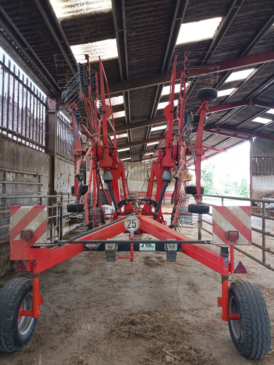 Schwader del tipo Kuhn GA 8121, Gebrauchtmaschine en LIGNY LE CHATEL (Imagen 3)