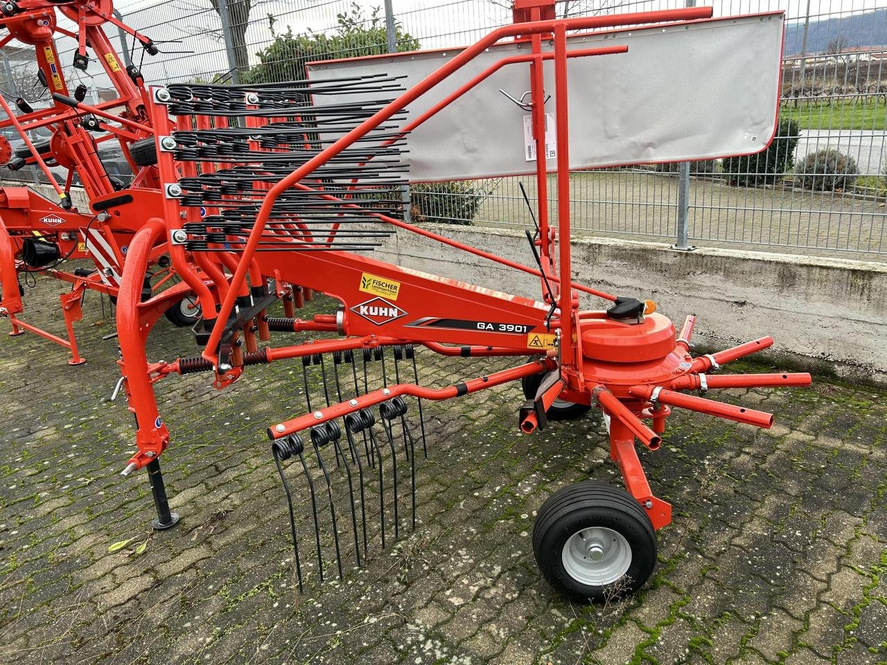 Schwader van het type Kuhn GA3901, Neumaschine in Niederkirchen (Foto 1)