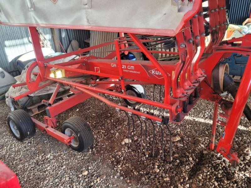 Schwader tipa Kuhn GA4121GM, Gebrauchtmaschine u BRAY en Val (Slika 1)