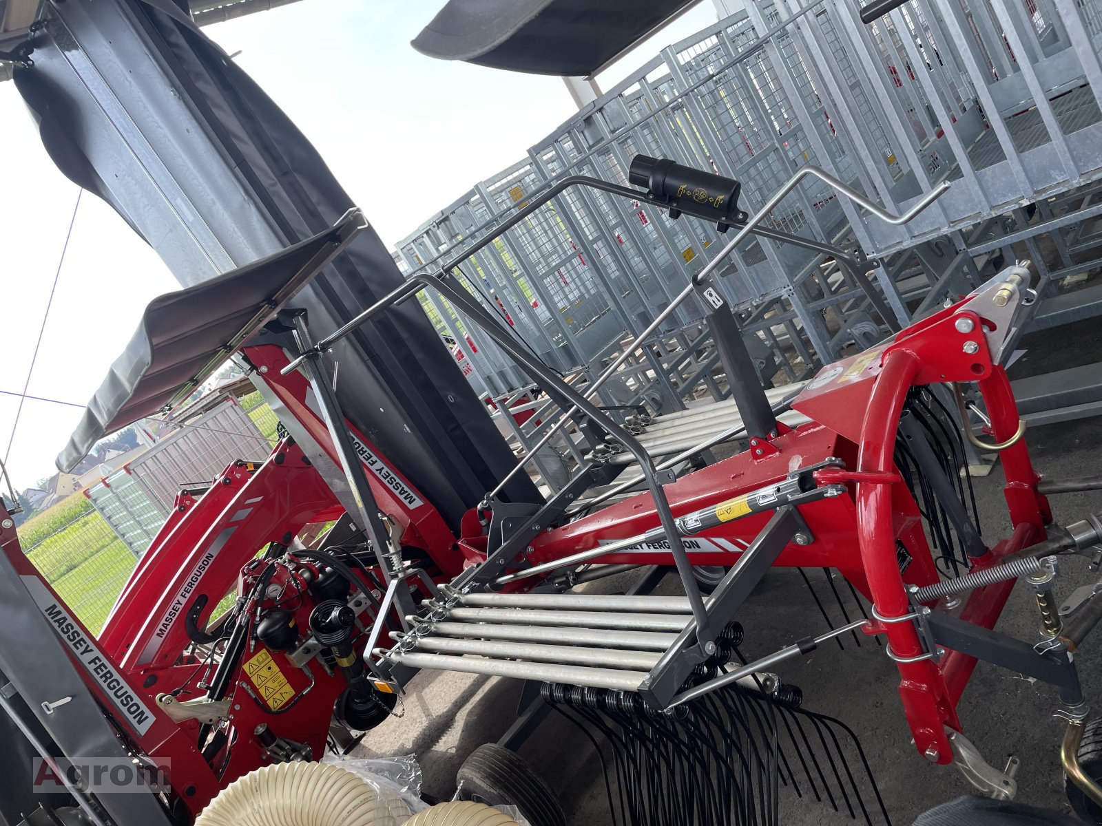 Schwader of the type Massey Ferguson RK 421 DN, Neumaschine in Meißenheim-Kürzell (Picture 1)