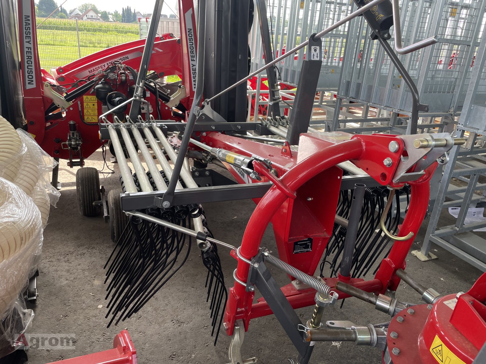 Schwader of the type Massey Ferguson RK 421 DN, Neumaschine in Meißenheim-Kürzell (Picture 3)