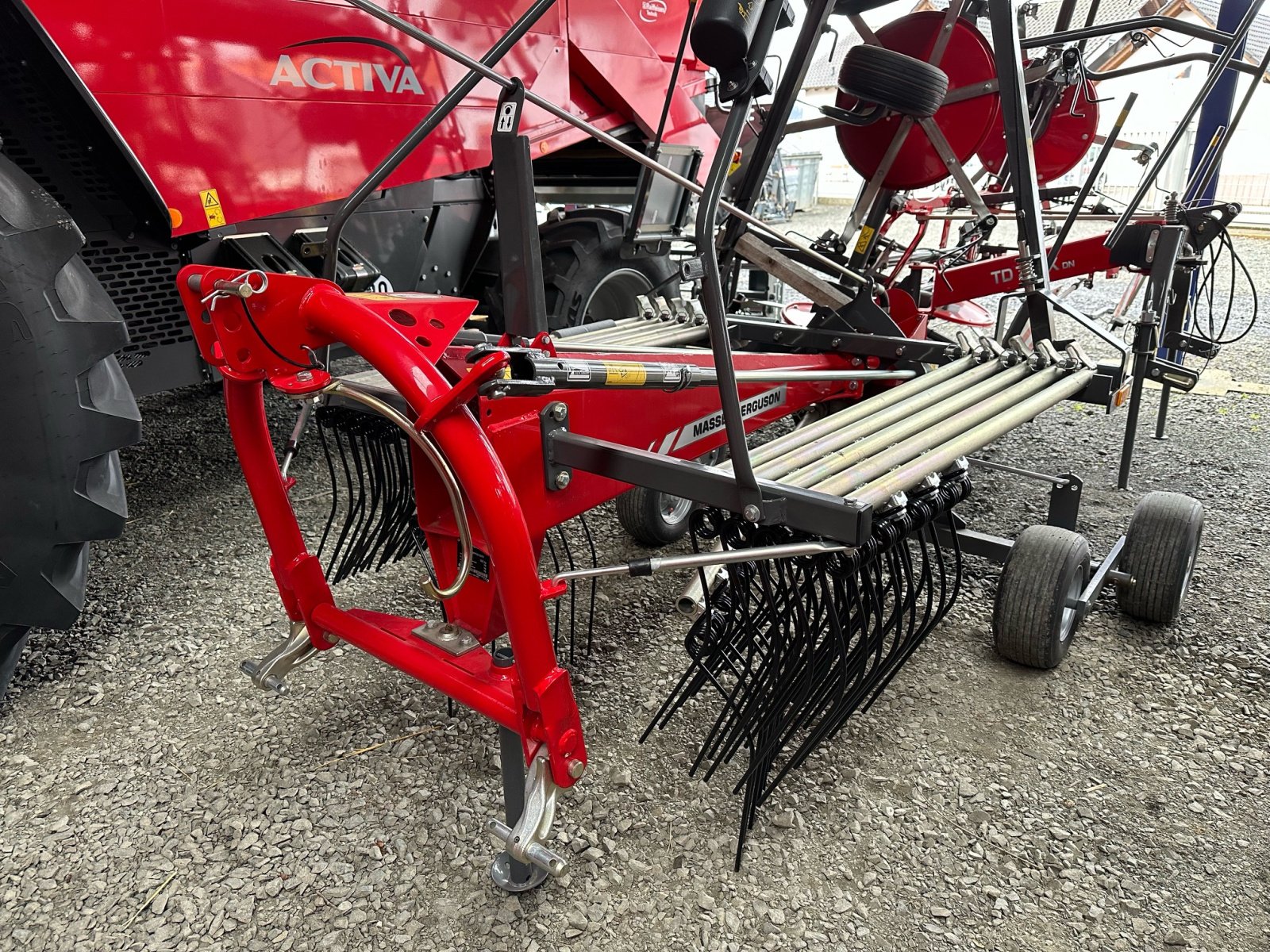 Schwader of the type Massey Ferguson RK 451 DN, Neumaschine in Amöneburg - Roßdorf (Picture 2)