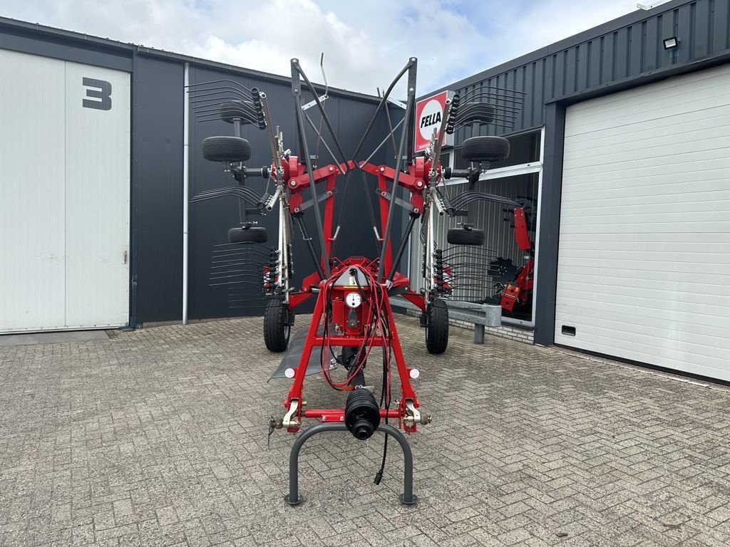 Schwader van het type Massey Ferguson RK 662-TRC, Neumaschine in MARIENHEEM (Foto 2)