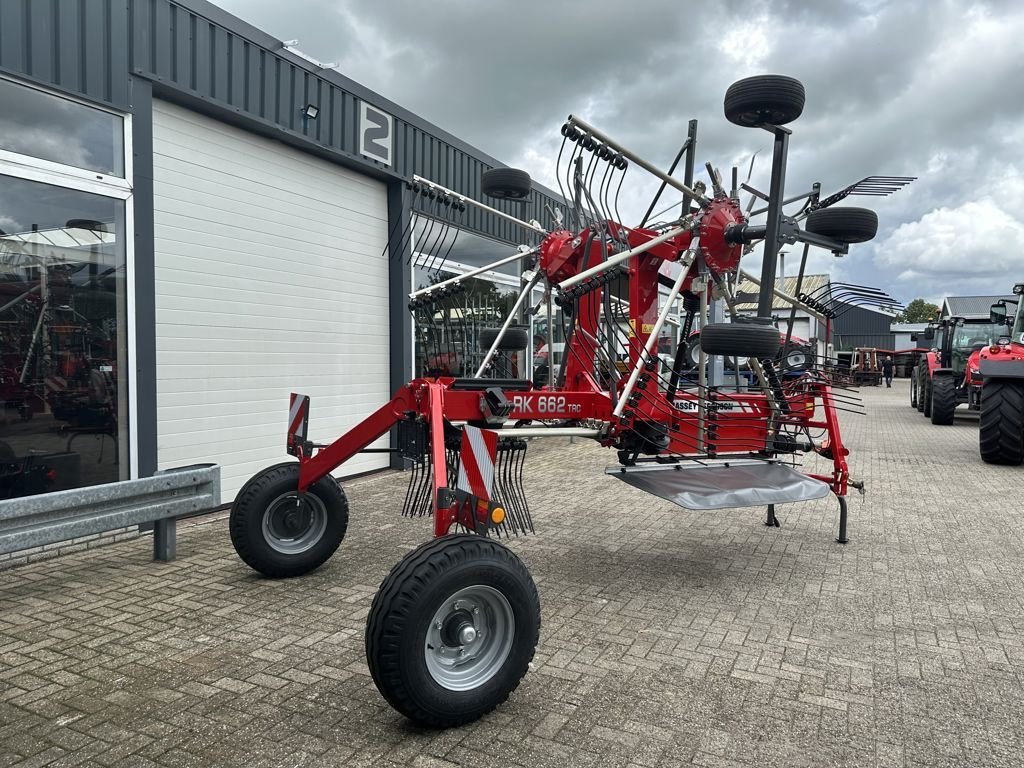 Schwader van het type Massey Ferguson RK 662-TRC, Neumaschine in MARIENHEEM (Foto 4)