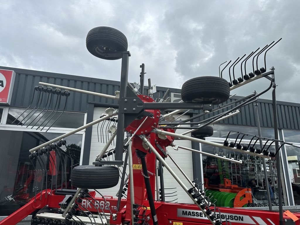 Schwader van het type Massey Ferguson RK 662-TRC, Neumaschine in MARIENHEEM (Foto 5)