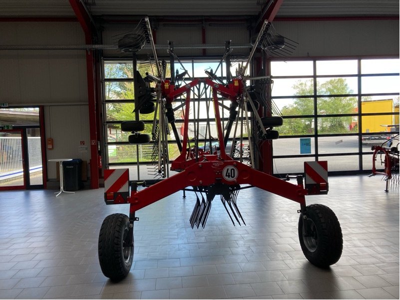 Schwader des Typs Massey Ferguson RK 802 TRC, Neumaschine in Gadenstedt (Bild 2)