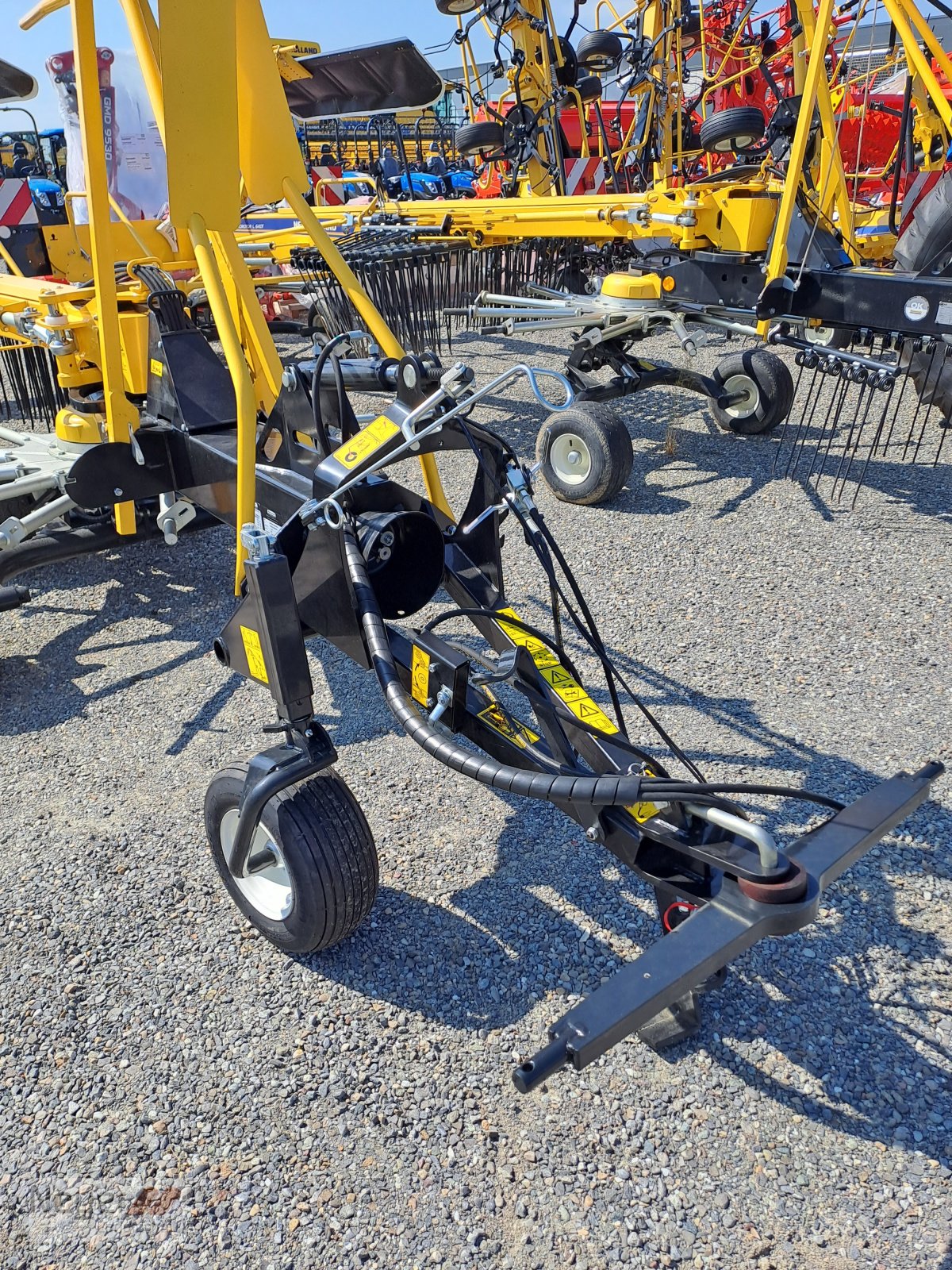 Schwader des Typs New Holland Prorotor L 640 T, Neumaschine in Bad Waldsee Mennisweiler (Bild 2)