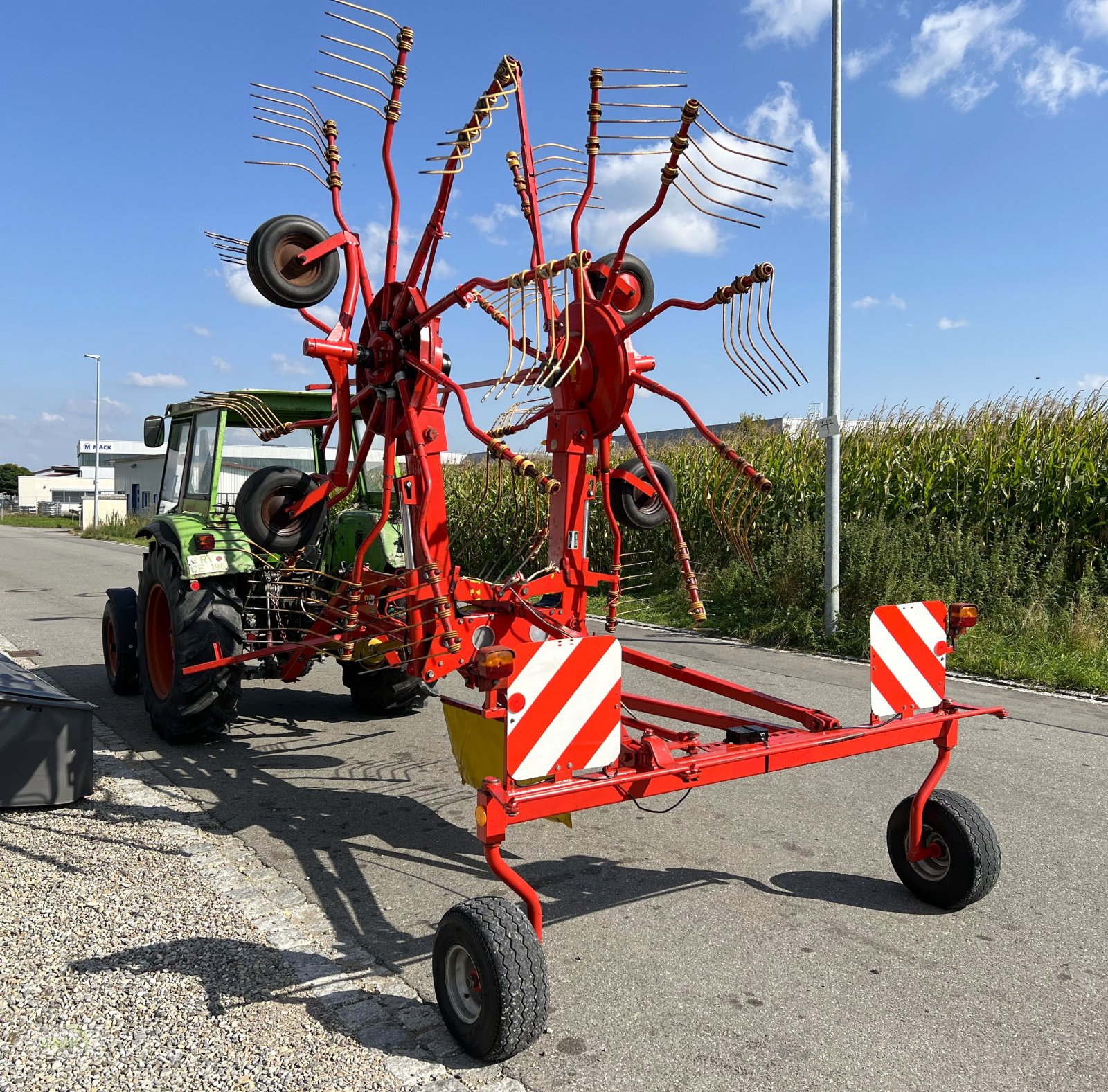 Schwader van het type Niemeyer RS 620 - ein wendiger Mittelschwader mit Zwangslenkung, Gebrauchtmaschine in Burgrieden (Foto 3)