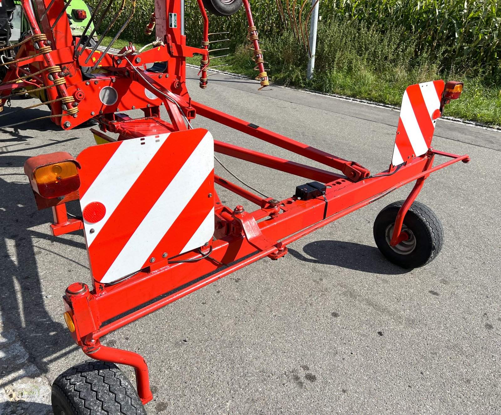 Schwader van het type Niemeyer RS 620 - ein wendiger Mittelschwader mit Zwangslenkung, Gebrauchtmaschine in Burgrieden (Foto 4)