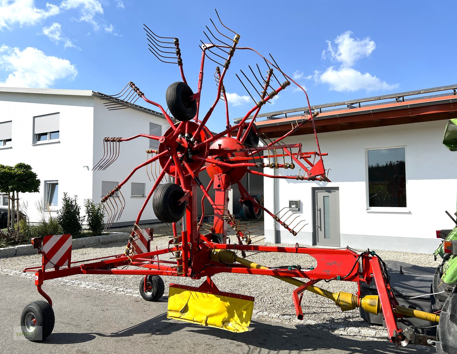 Schwader типа Niemeyer RS 620 - ein wendiger Mittelschwader mit Zwangslenkung, Gebrauchtmaschine в Burgrieden (Фотография 13)