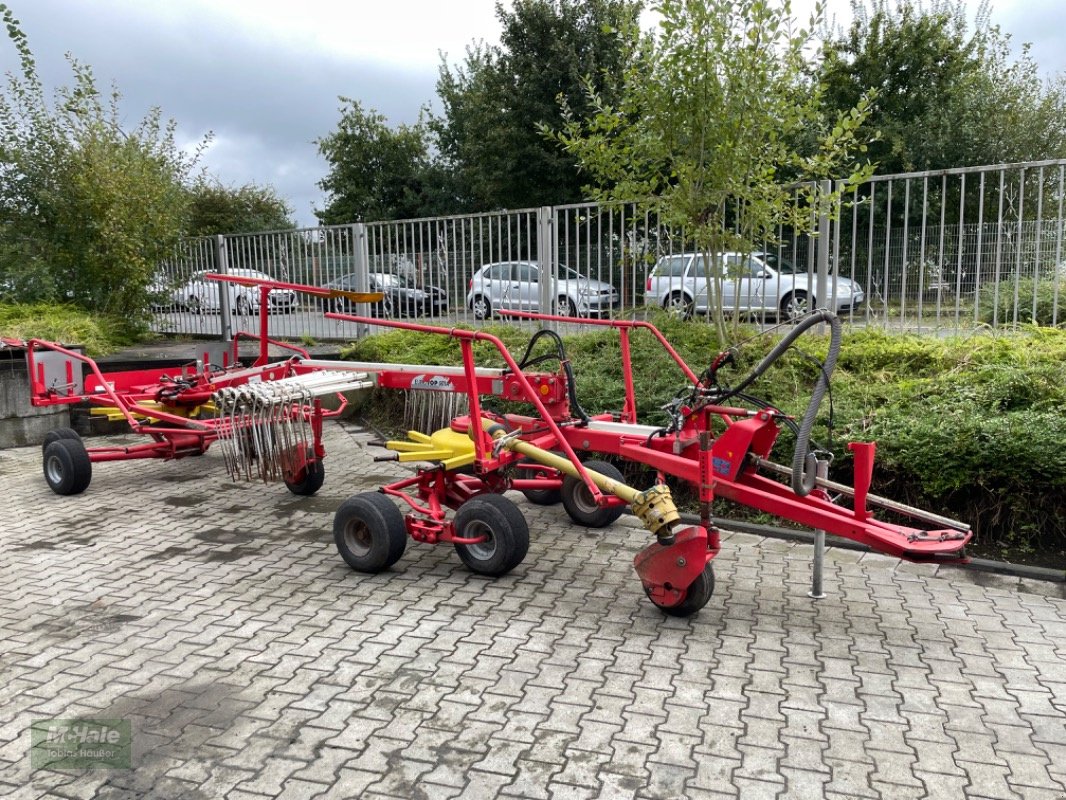 Schwader des Typs Pöttinger Eurotop 601A, Neumaschine in Borgholzhausen (Bild 1)