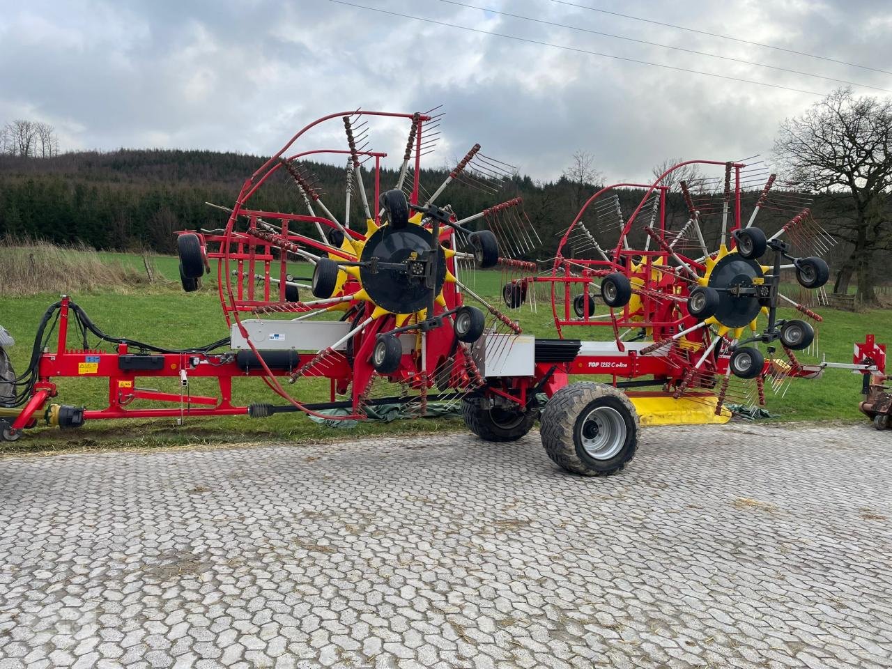 Schwader типа Pöttinger TOP 1252 c s-line, Gebrauchtmaschine в Eslohe–Bremke (Фотография 1)