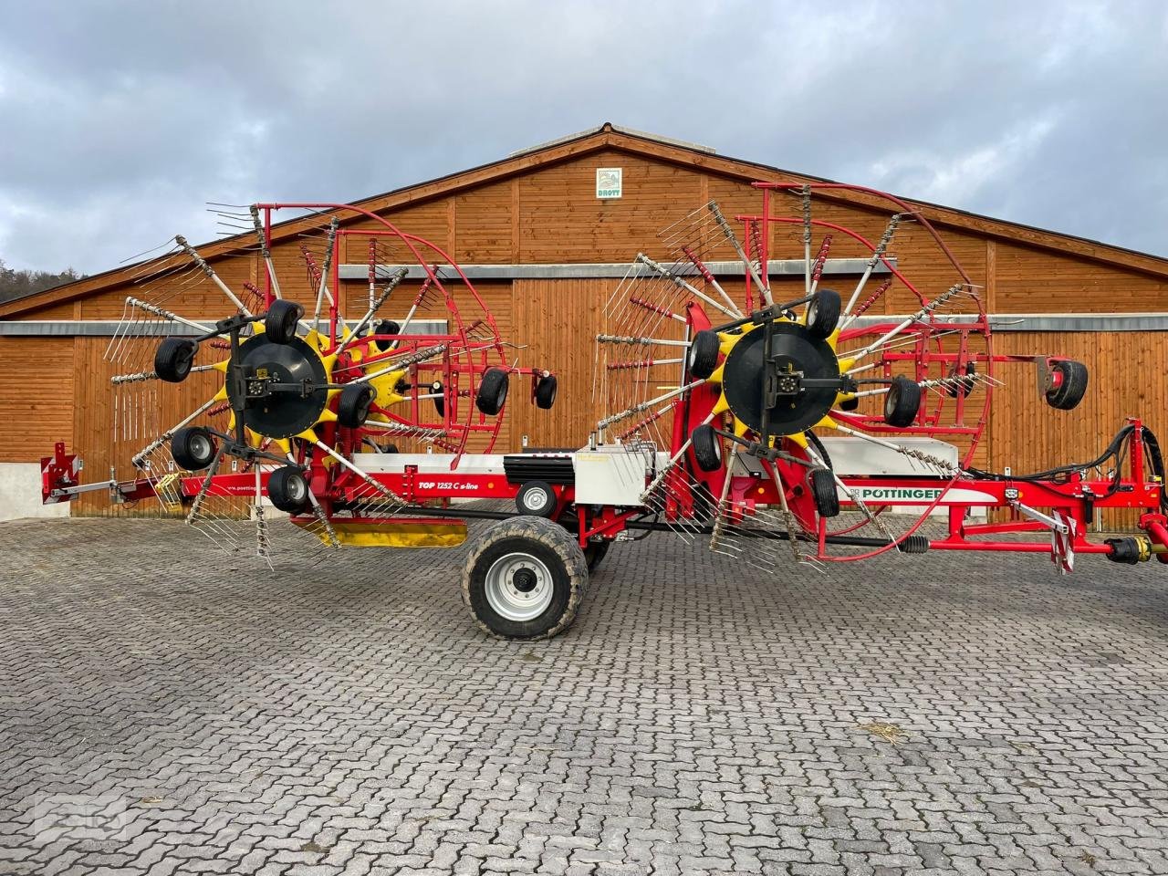 Schwader типа Pöttinger TOP 1252 c s-line, Gebrauchtmaschine в Eslohe–Bremke (Фотография 3)