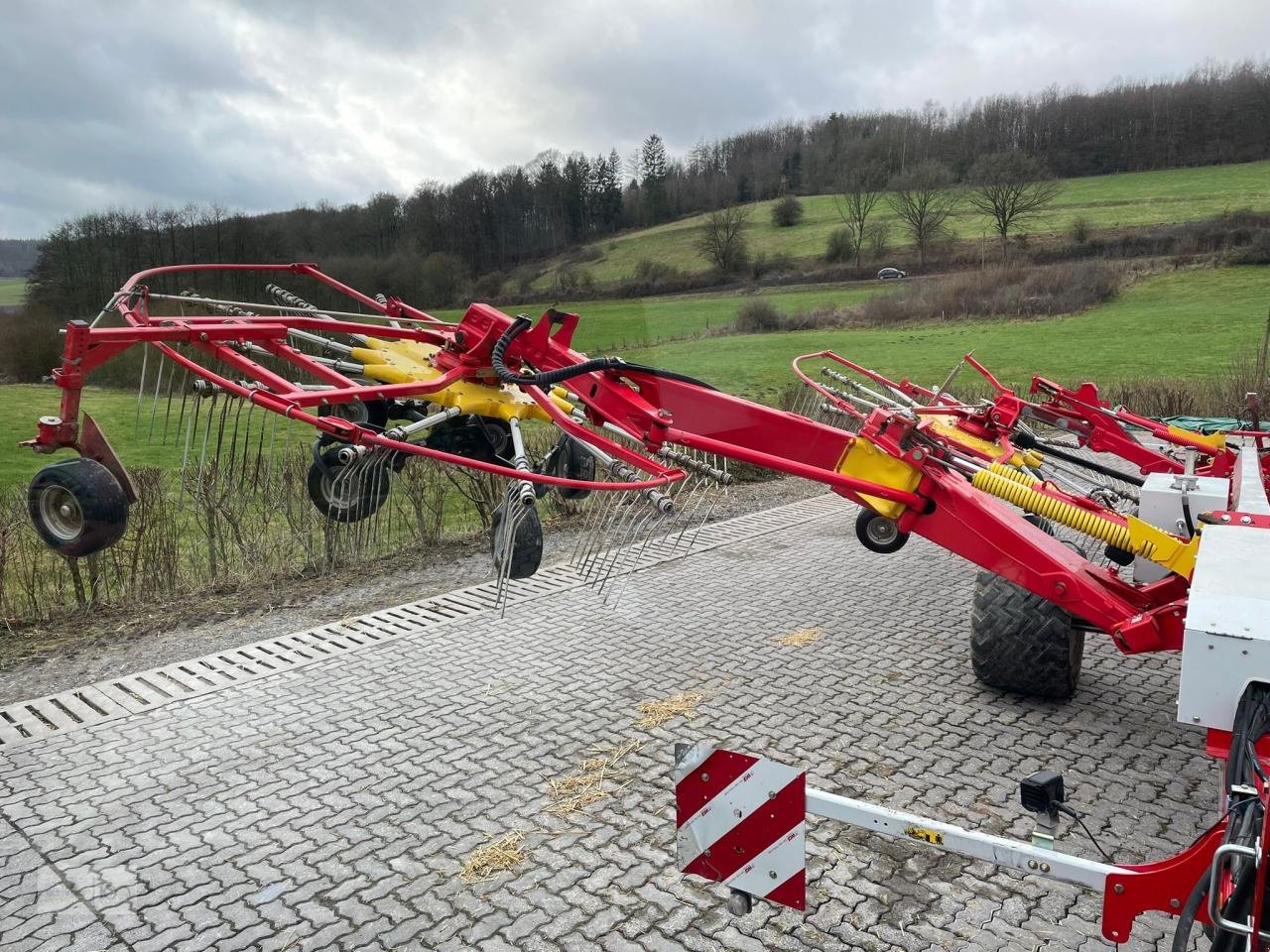 Schwader типа Pöttinger TOP 1252 c s-line, Gebrauchtmaschine в Eslohe–Bremke (Фотография 7)