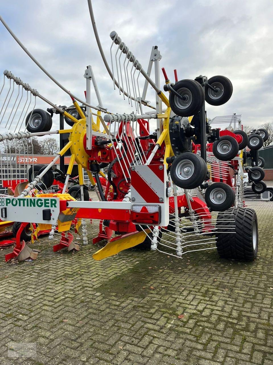 Schwader des Typs Pöttinger TOP 1252 C, Neumaschine in Uelsen (Bild 2)