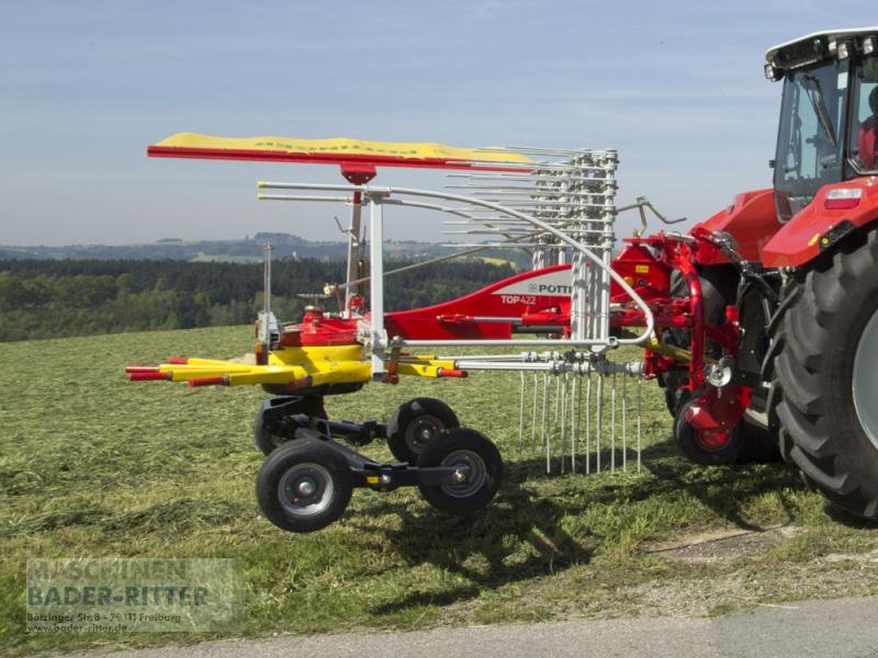 Schwader van het type Pöttinger TOP 342, Neumaschine in Freiburg (Foto 1)