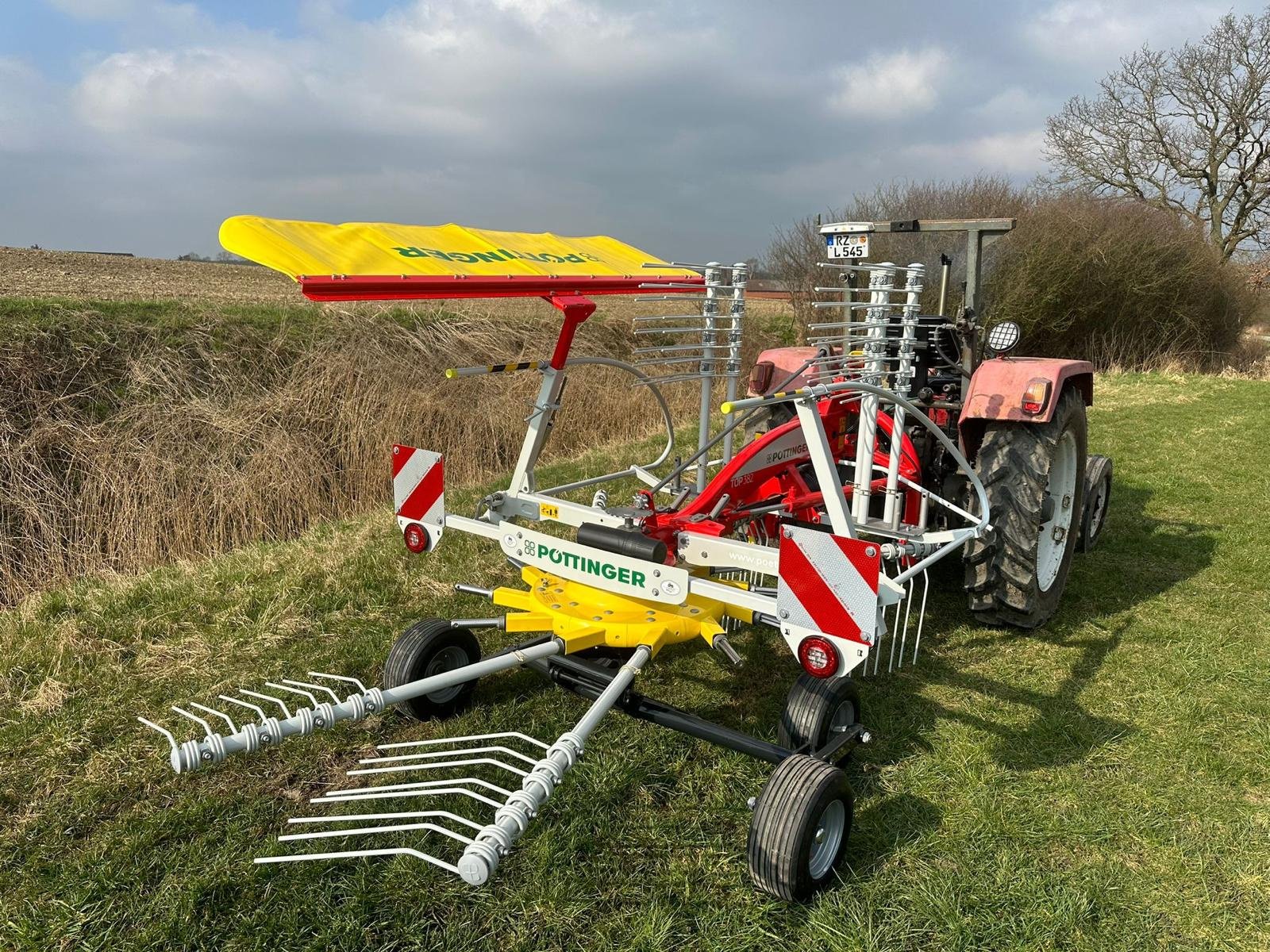 Schwader del tipo Pöttinger Top 382, Neumaschine en Klempau (Imagen 6)