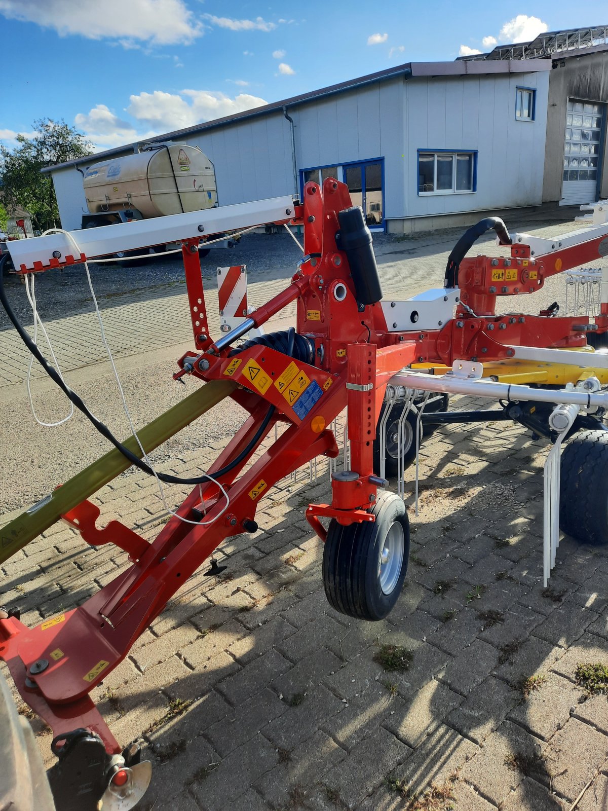 Schwader of the type Pöttinger top 632 A, Neumaschine in Donaueschingen (Picture 3)