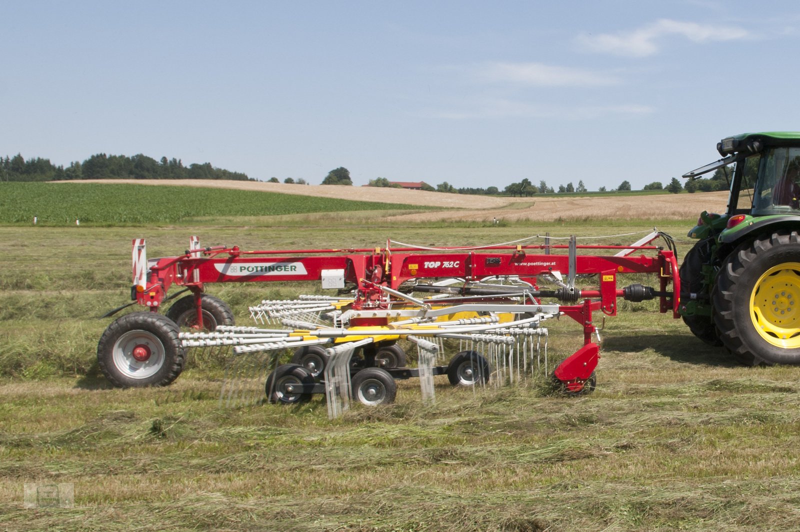 Schwader of the type Pöttinger Top 762 C, Neumaschine in Gross-Bieberau (Picture 1)