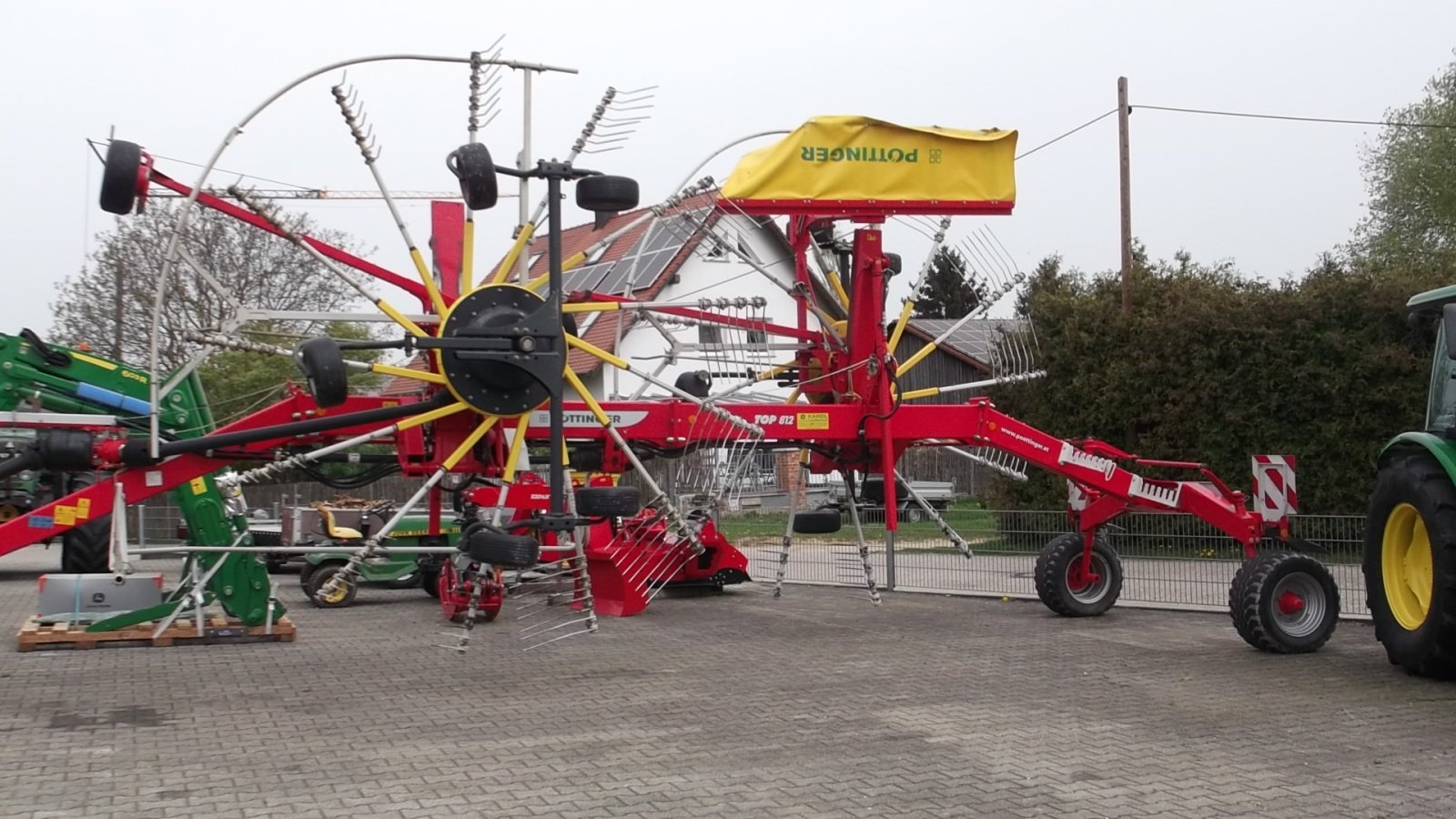 Schwader del tipo Pöttinger Top 812, Gebrauchtmaschine en Wolfersdorf (Imagen 2)