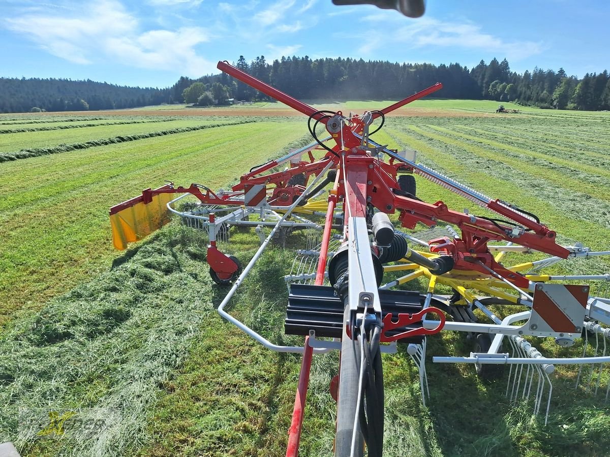 Schwader des Typs Pöttinger Top 812, Vorführmaschine in Pattigham (Bild 2)