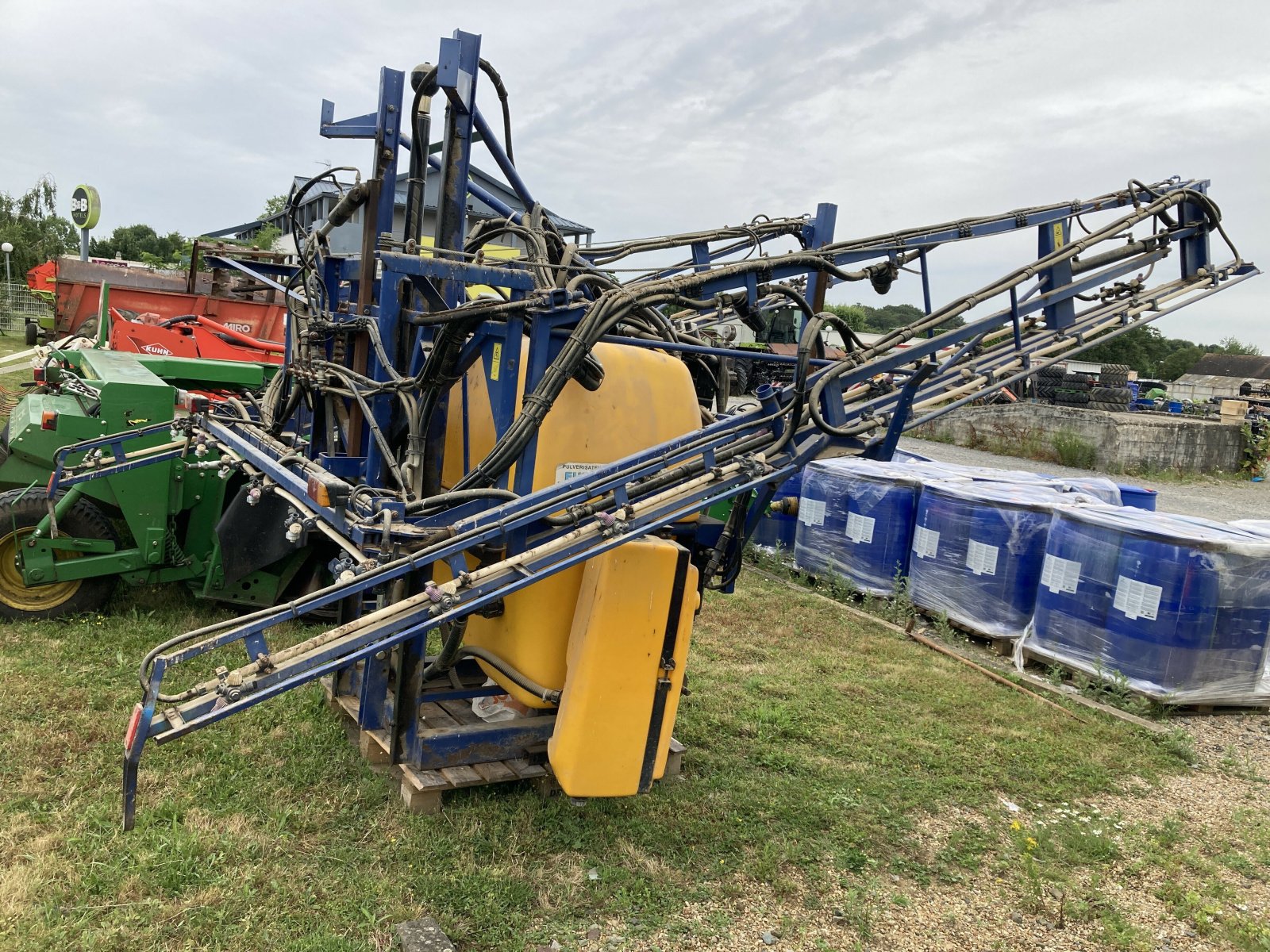 Selbstfahrspritze van het type Caruelle PULVERISATEUR 1000L 18M CZ 10, Gebrauchtmaschine in ST CLEMENT DE LA PLACE (Foto 3)