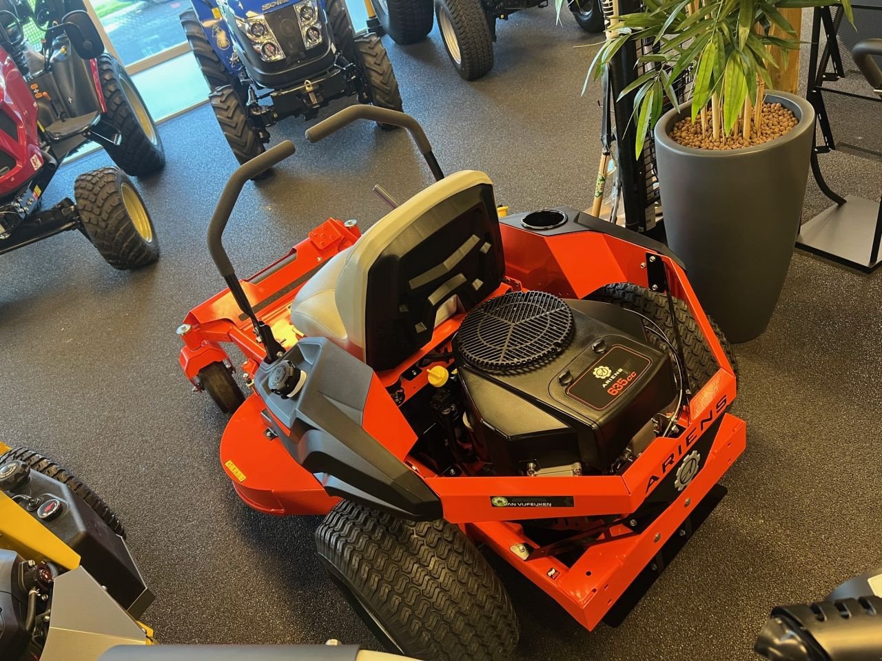 Sitzrasenmäher des Typs Ariens EDGE 42, Neumaschine in MARIAHOUT (Bild 3)