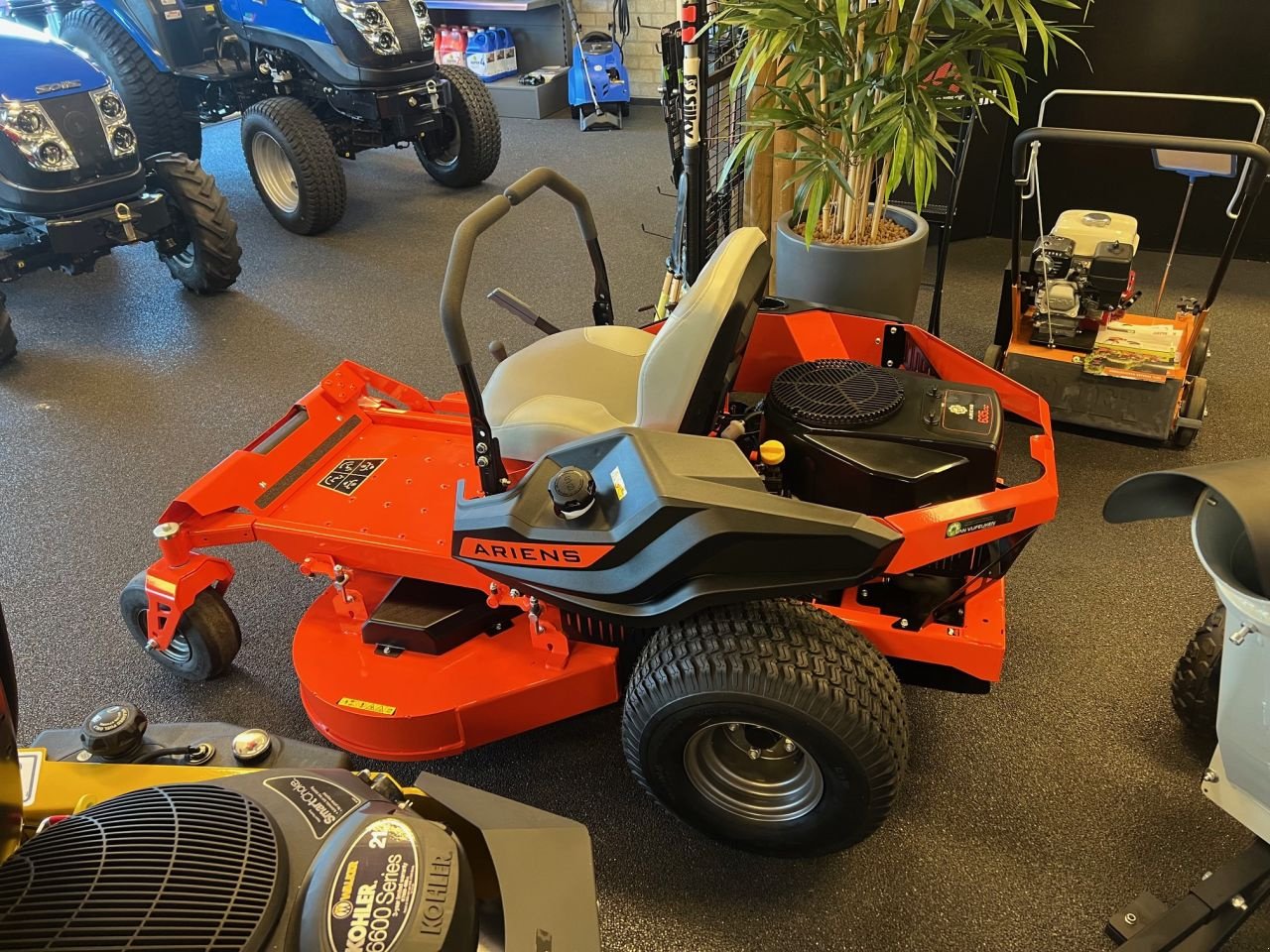 Sitzrasenmäher des Typs Ariens EDGE 42, Neumaschine in MARIAHOUT (Bild 2)