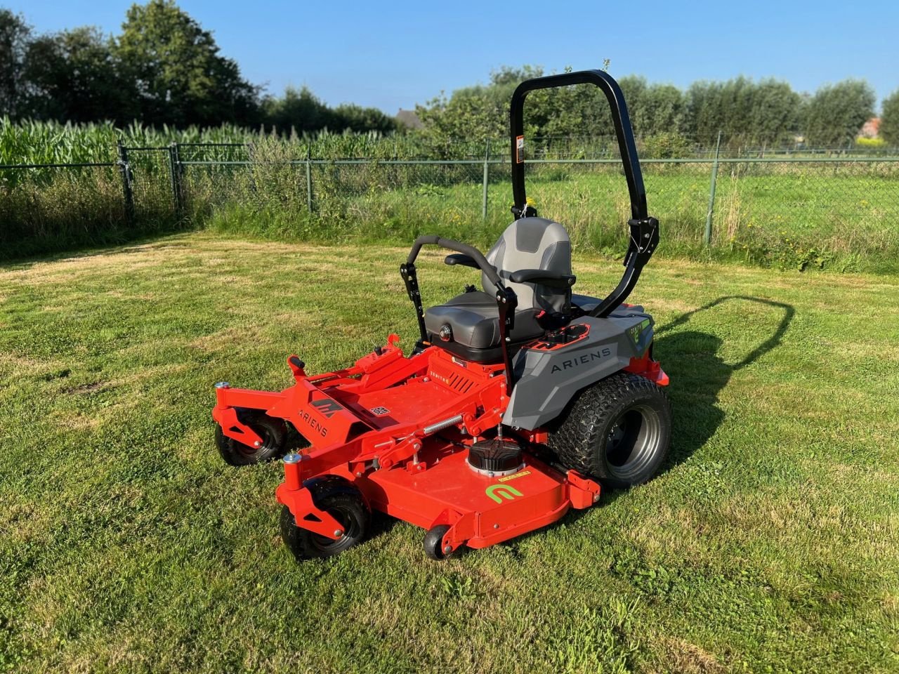 Sitzrasenmäher of the type Ariens Zentith-E 60RD, Gebrauchtmaschine in MARIAHOUT (Picture 2)