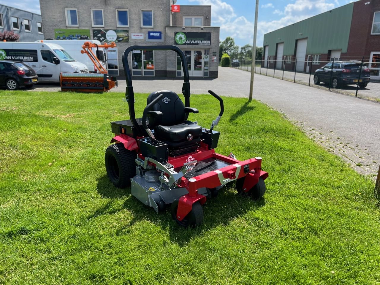 Sitzrasenmäher des Typs Cramer 82ZT132, Neumaschine in MARIAHOUT (Bild 7)