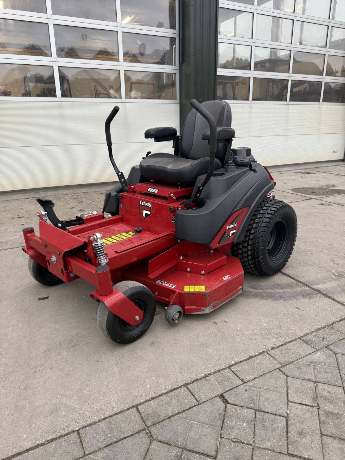 Sitzrasenmäher tipa Ferris 400, Gebrauchtmaschine u Wadenoijen (Slika 1)