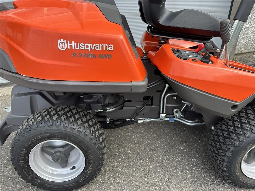 Sitzrasenmäher des Typs Husqvarna 316 TXS AWD Meget Lidt brugt !, Gebrauchtmaschine in Holstebro (Bild 8)