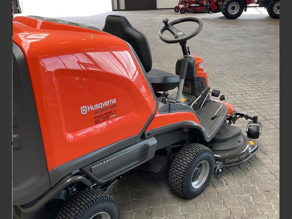 Sitzrasenmäher of the type Husqvarna RC 320Ts AWD 112Cm klippbord, Gebrauchtmaschine in Lemvig (Picture 3)