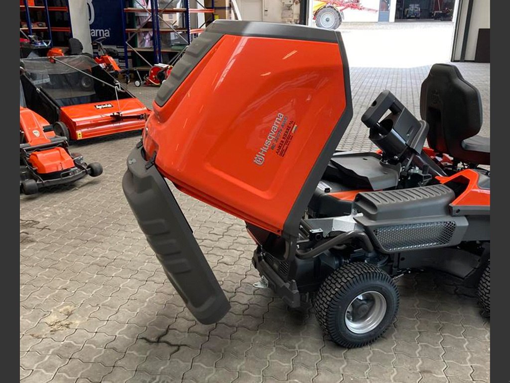 Sitzrasenmäher van het type Husqvarna RC 320Ts AWD 112Cm klippbord, Gebrauchtmaschine in Lemvig (Foto 4)