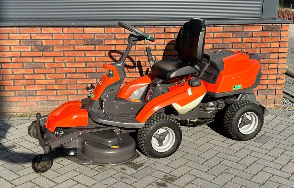 Sitzrasenmäher des Typs Husqvarna RIDER 316T AWD, Gebrauchtmaschine in Cabauw (Bild 1)